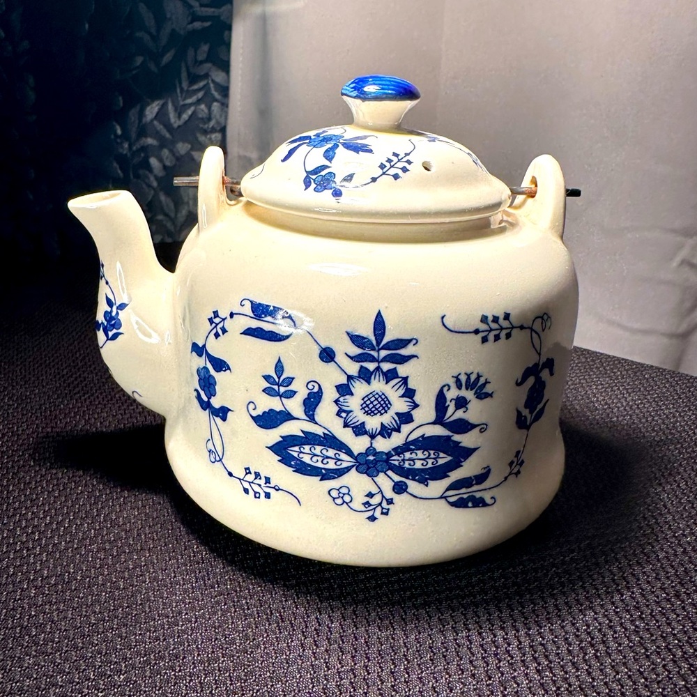 VTG CM CHADWICK BLUE &WHITE Floral 6 In Ceramic Teapot Metal Handle ~ JAPAN